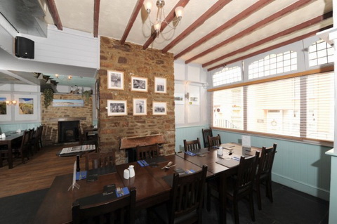 The-Wayfarer-Inn-Bar-01